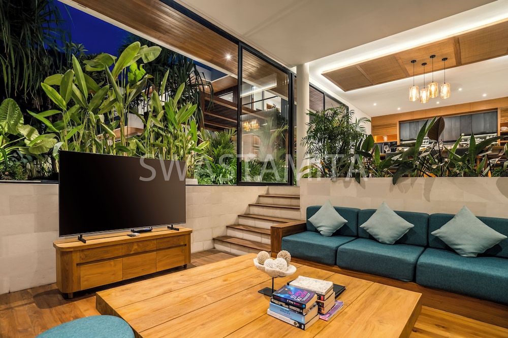 Luxury 5BR Villa, 200m to Brawah's Beach Bliss