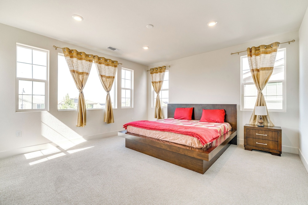Pool Paradise: Spacious Tracy Home w/ Yard!