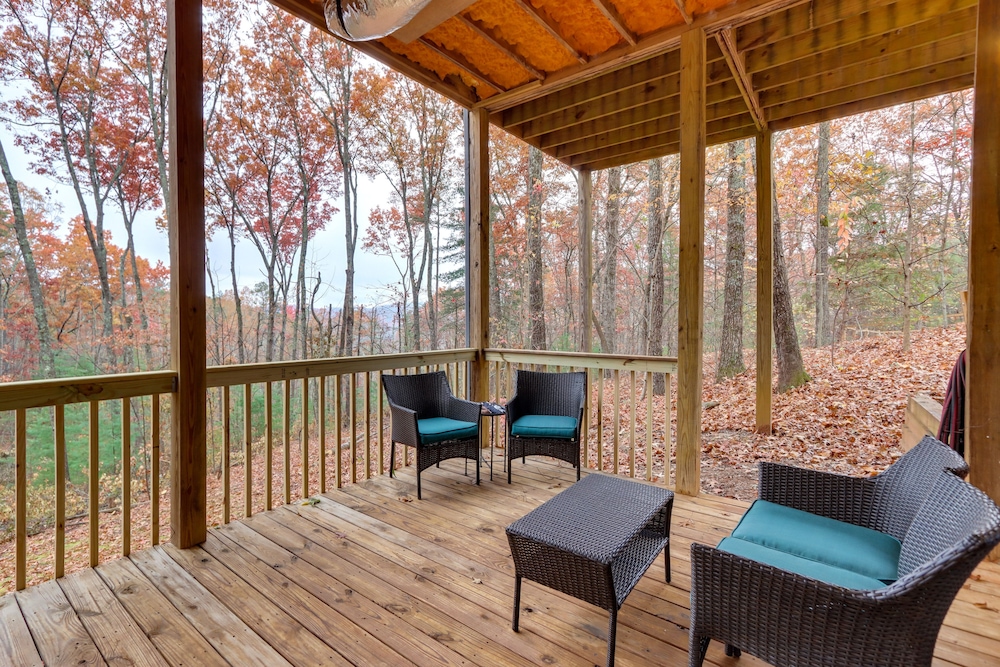 Blue Ridge Cabin w/ Hot Tub, 5 Mi to Downtown!