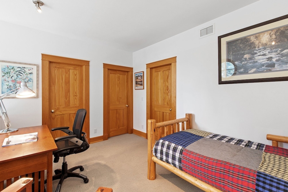 Polecat Chalet 4 Bedroom Home by RedAwning