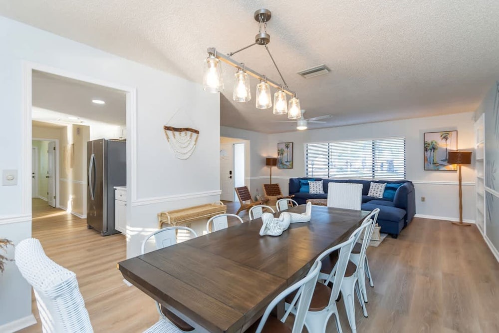 Fun Family-friendly Modern Beach Home With Pool