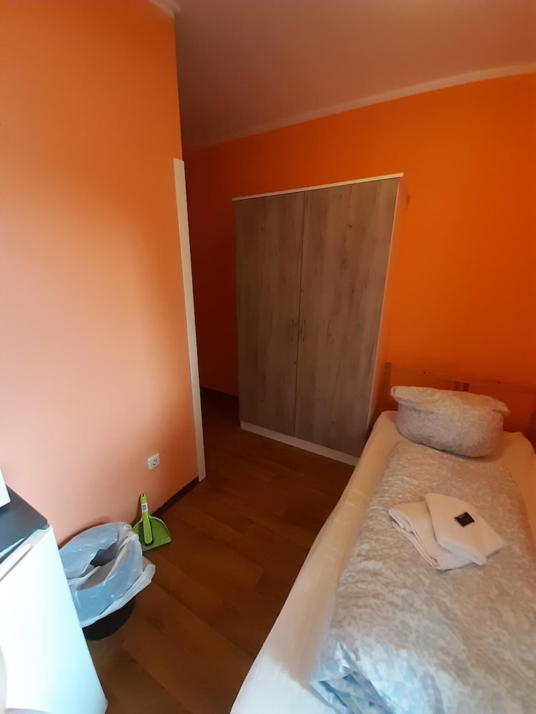 2-Rent Group Hostel Rooms&Apartments TUB19A
