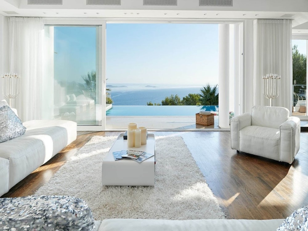 Lavish Villa With Infinity Pool and Views