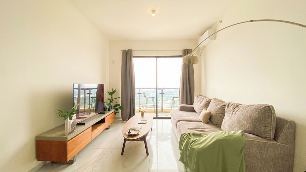 Luxury 2Br With Working Room At Sky House Bsd Apartment