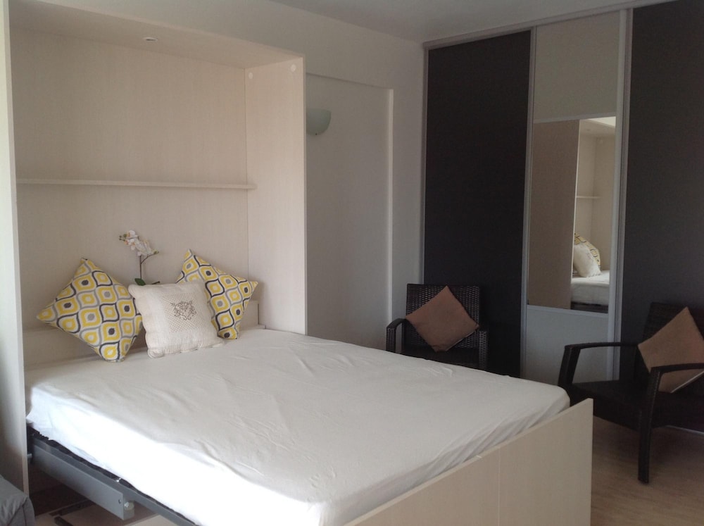 Spacious Studio in the Center of Cannes Nice Terrace Easy Walk to the Croisette and Palais - 1923