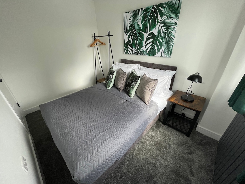 Brand New High Spec House with parking Wi-Fi (B) by HAFH view 3
