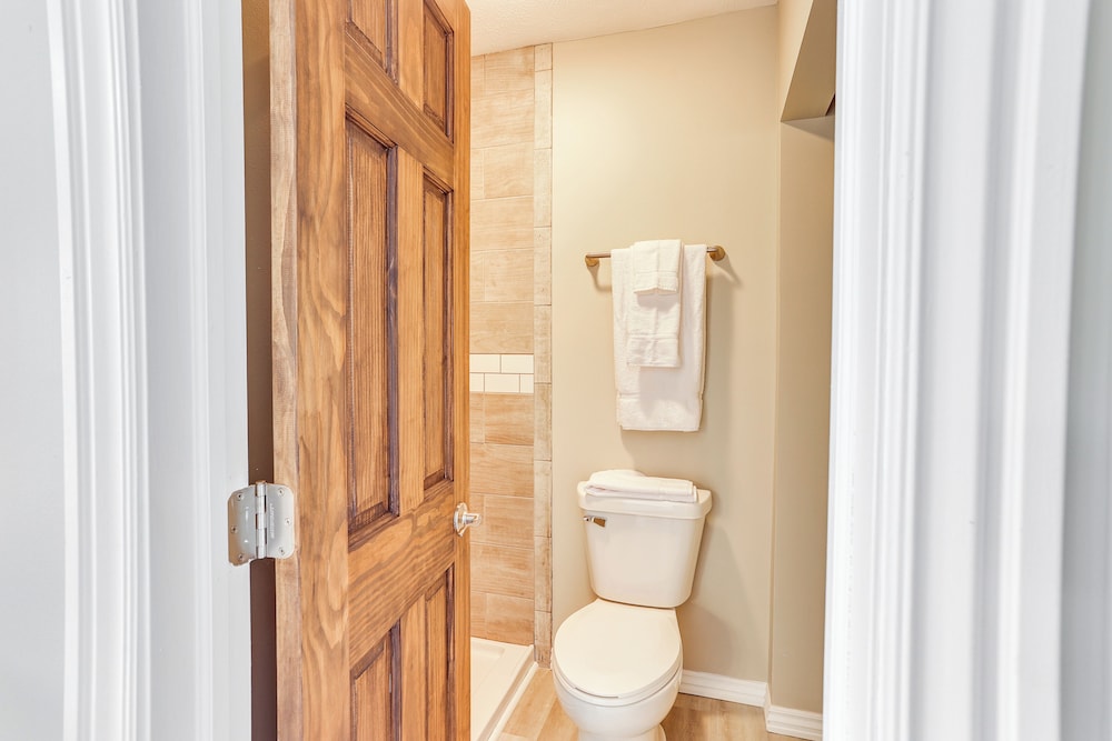 Walk to Oakland City University: Modern Apartment!
