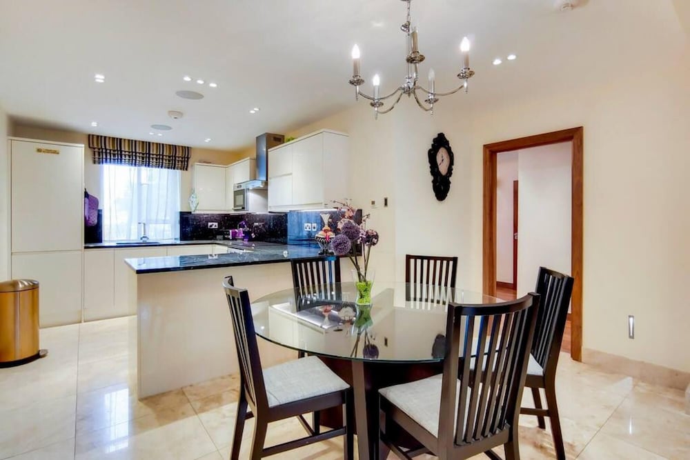 Beautiful 3 Bedroom 2 Bathroom Smart Apartment view 3