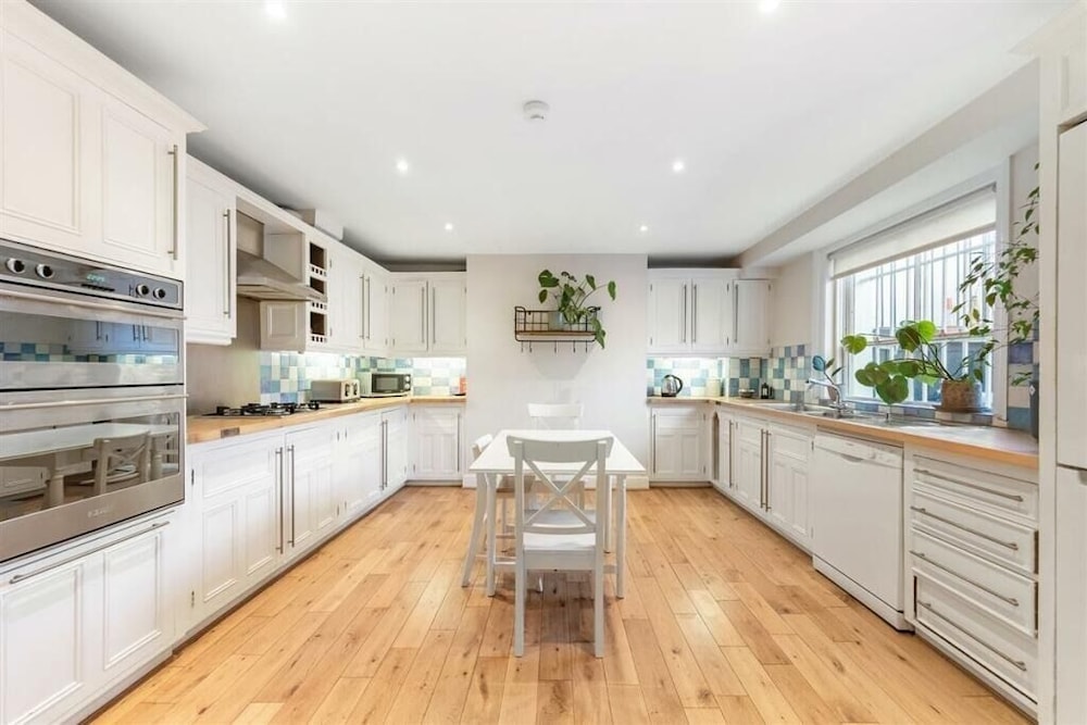 Spacious 3B House in South Kensington