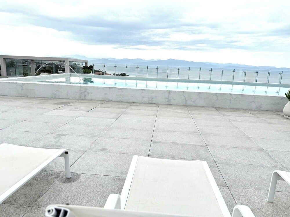Bolongo: Your Exclusive Oceanfront Escape