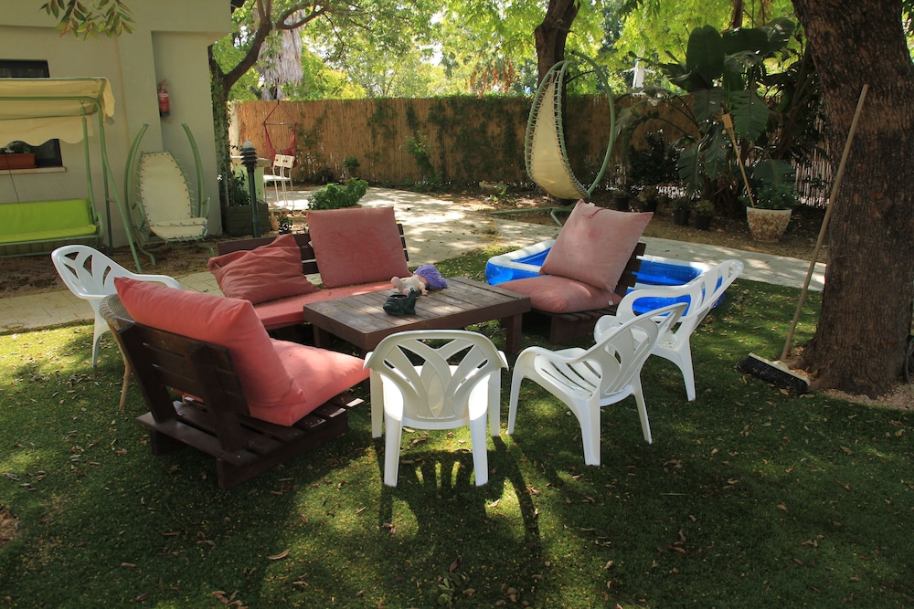 Nuriel Fruit & Guest House