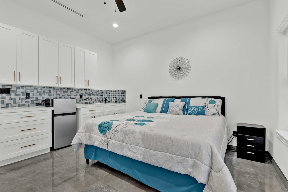 Immaculate Townhouse w Pool Balcony South Padre