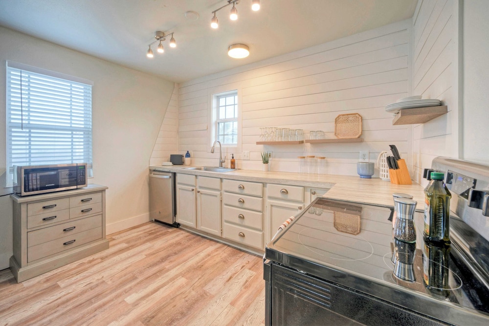 Near Beach & Dining in Golf Cart Zone + Private Balcony Salty Sunshine #B