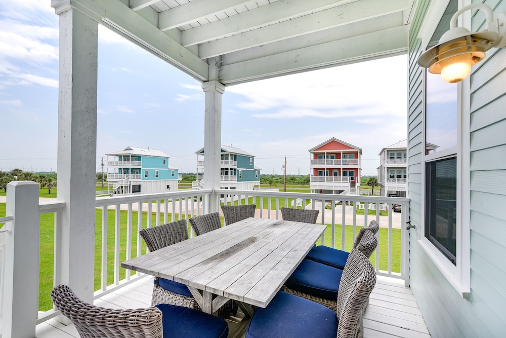 Walk to Ocean: Beach House w/ 2 Decks in Galveston
