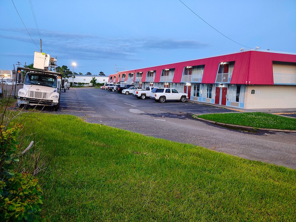 Clover Inn & Suites