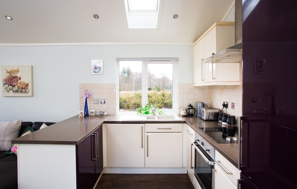 2-bed Cottage With Hot Tub at Loch Achilty, Nc500 view 5