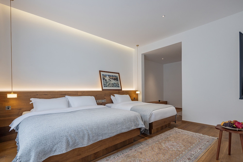 Yunfu Mid Hill Resort Hotel