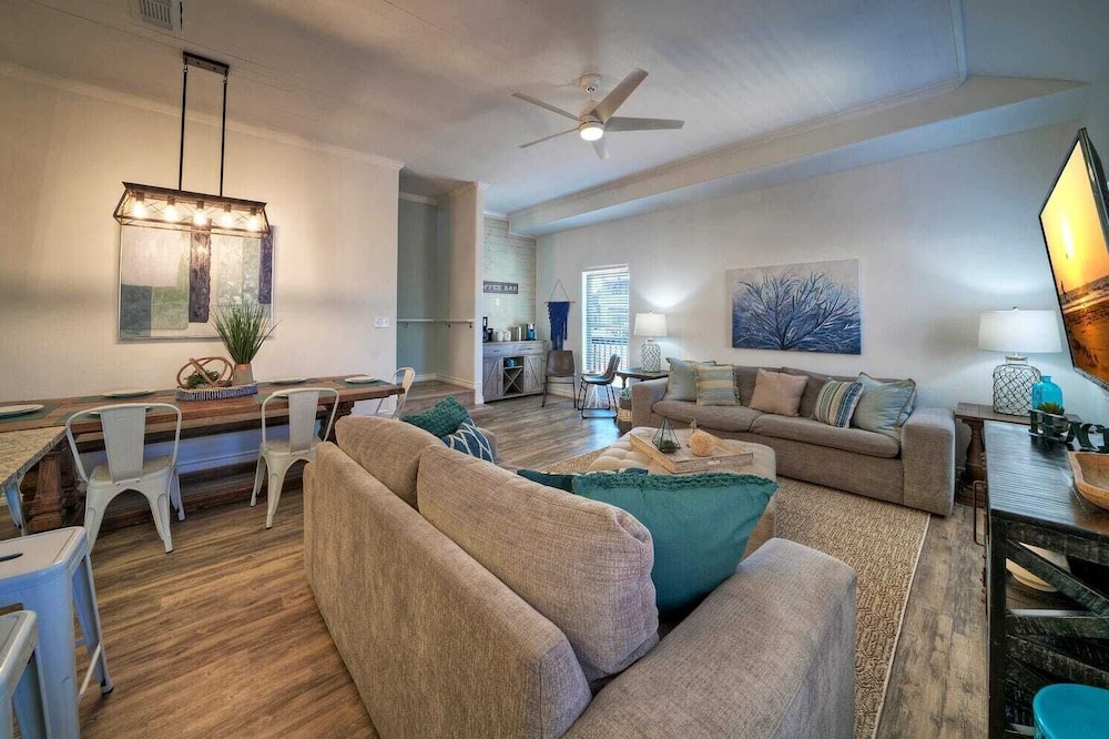 Sleeps 23, 2 Beachside Homes Resort Pool, Walk to the Beach, Balcony + Yard