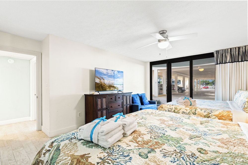 Steps to Paradise: Ground-floor 2br/2ba Beachfront Condo, Sleeps 8, Gulf Views!