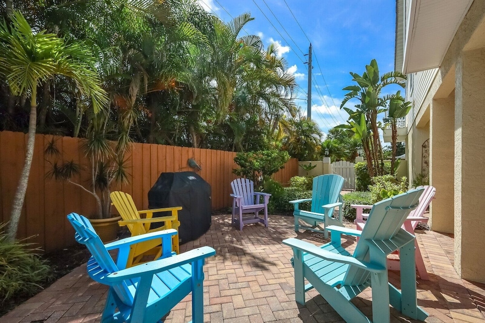 Sunkissed 3 Bedroom Townhouse by RedAwning