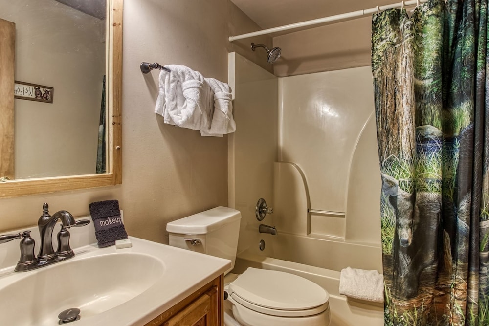 ER240 - Smoky Safari Great Location - Close To Town! 2 Bedroom Cabin by RedAwning view 4
