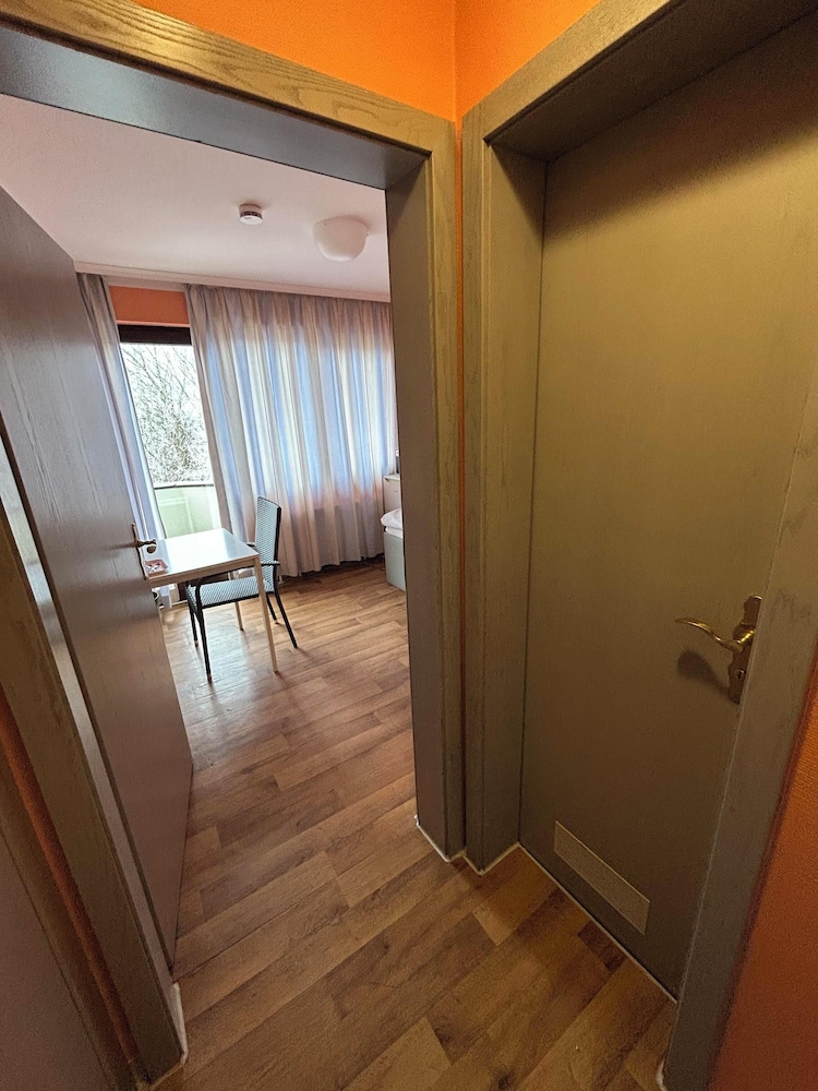 2-Rent Group Hostel Rooms AUB162