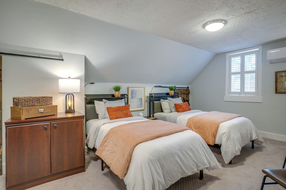 Walk to Beach: Historical Fredericksburg Home