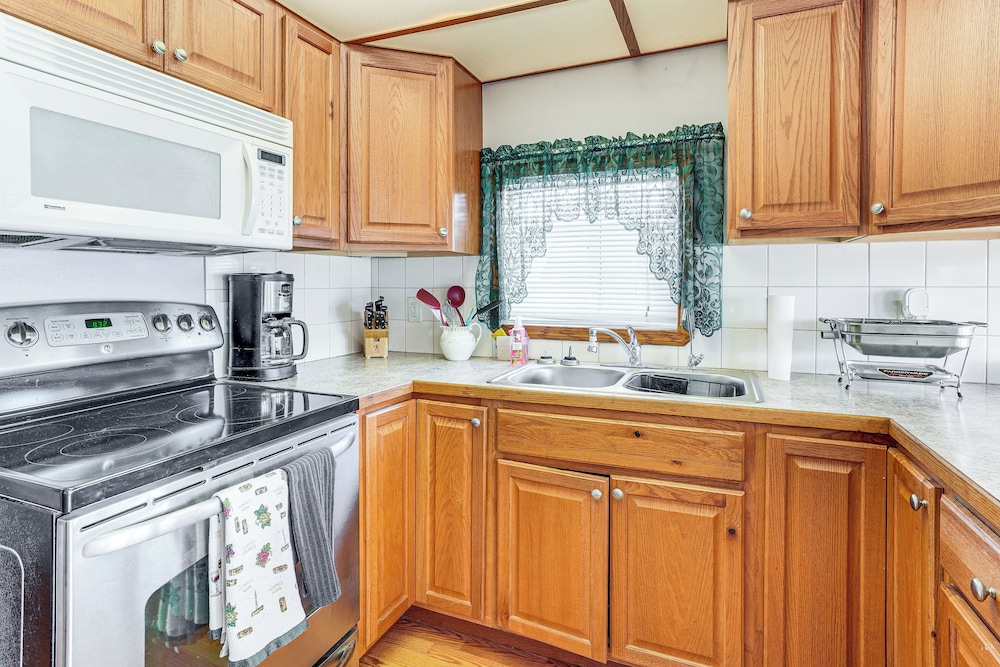 Pool, Hot Tub & Tennis Courts: Yuma Home Near Dtwn