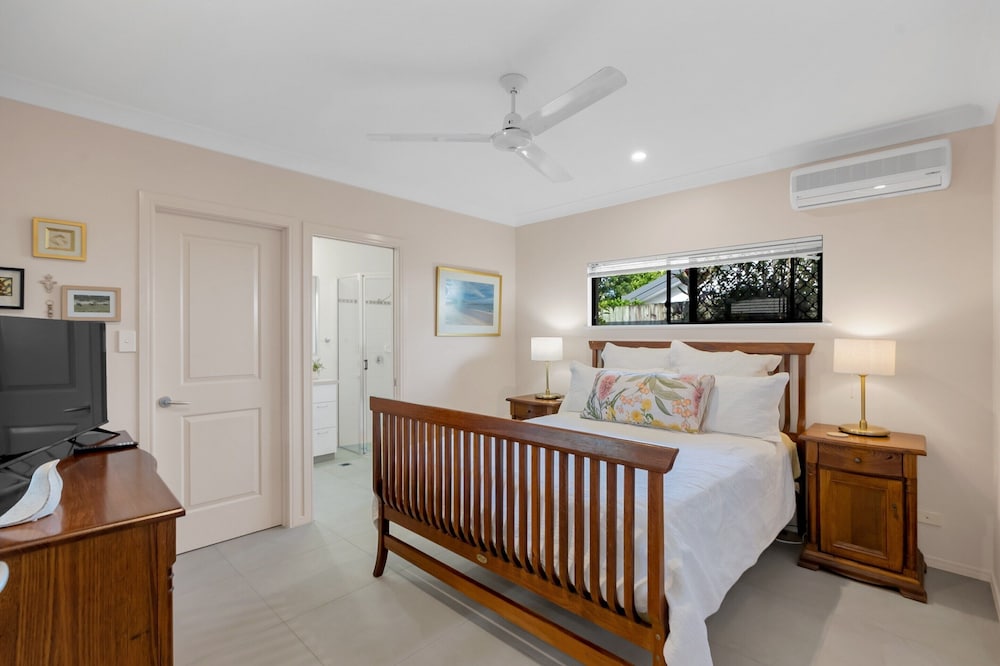 3-bed Family Home With Pool & BBQ by the Beach