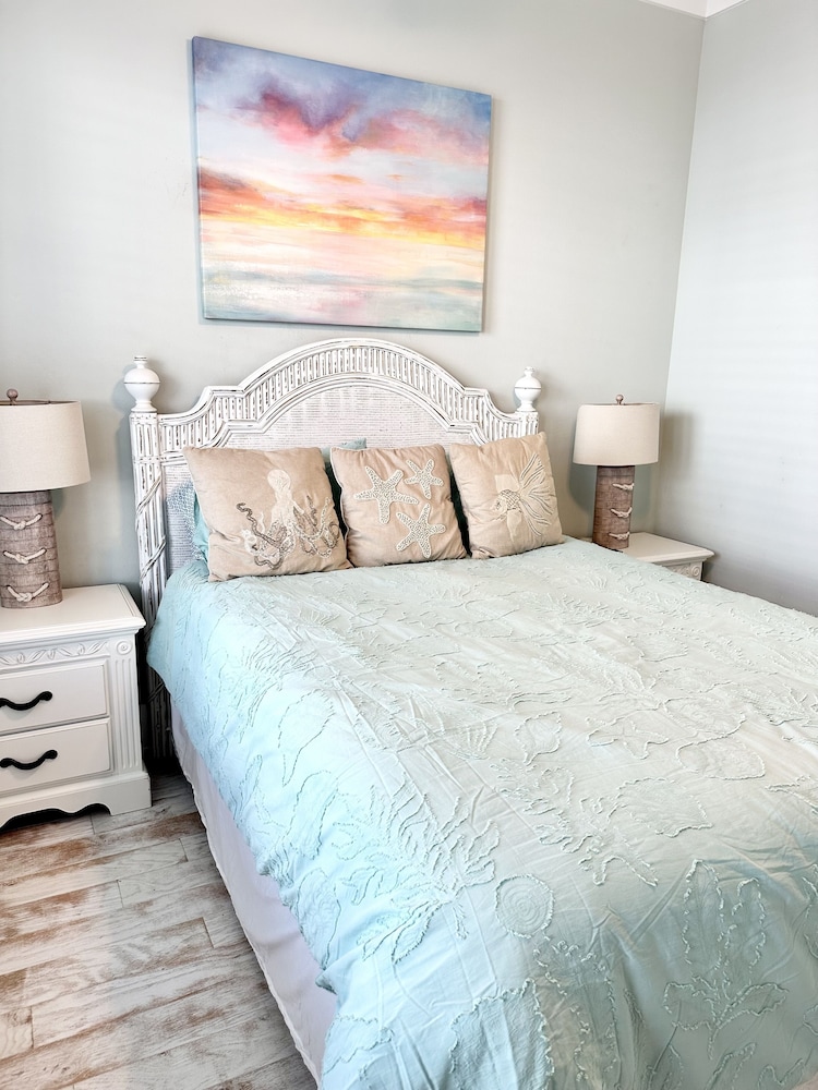 Camp David 4 Bedroom Cottage by RedAwning