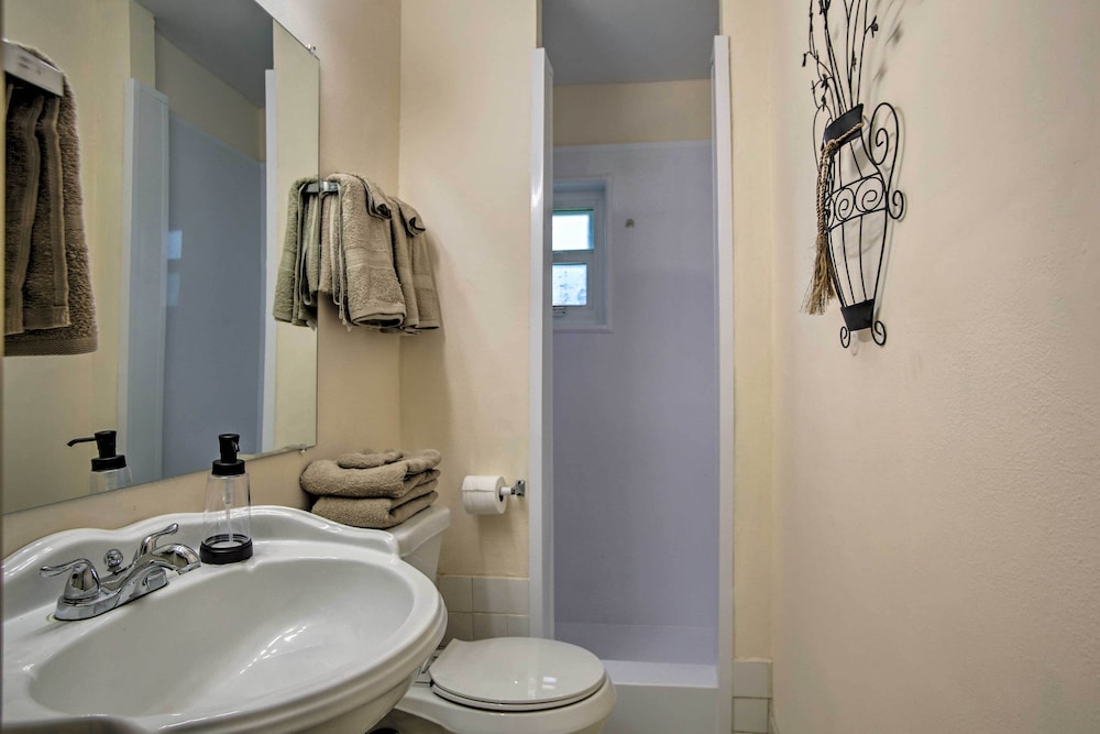 Ft. Lauderdale Townhome on Canal - 3 Mi. to Beach!