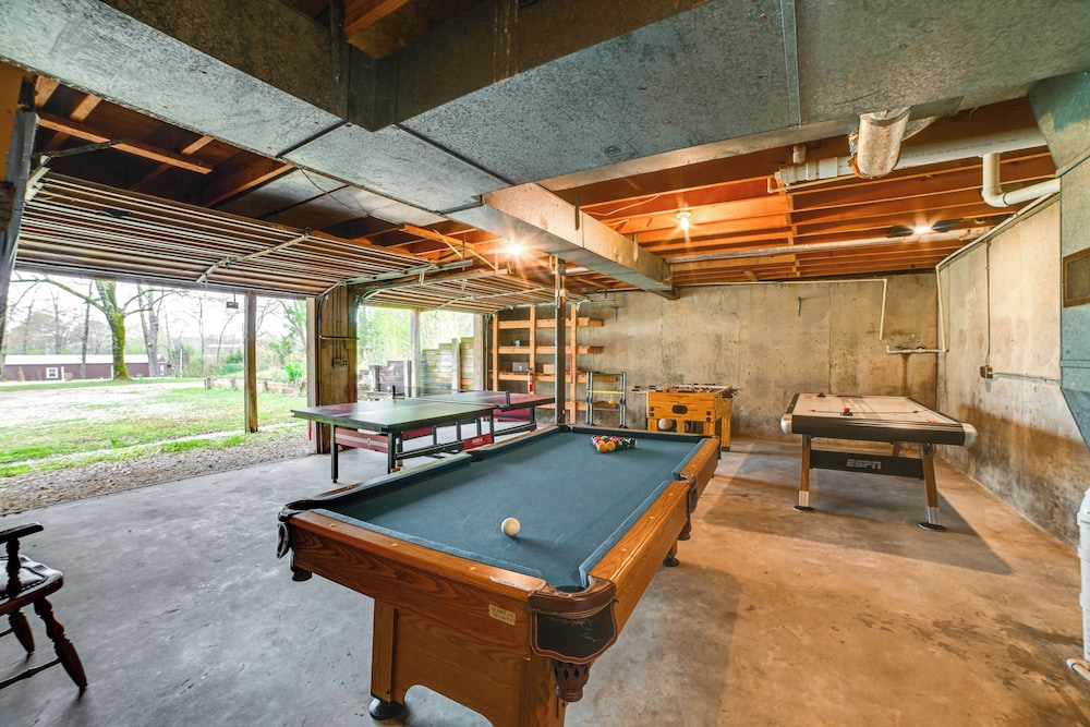 Game Room & Decks: Family Cabin in Springville!