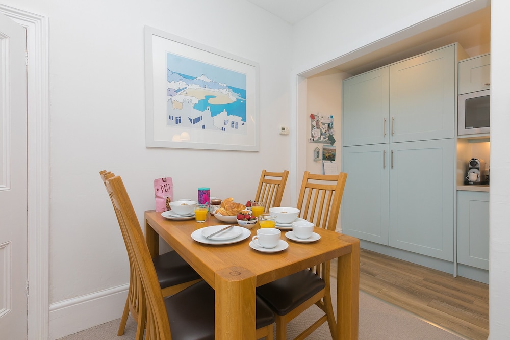 4 Pentowan Court
