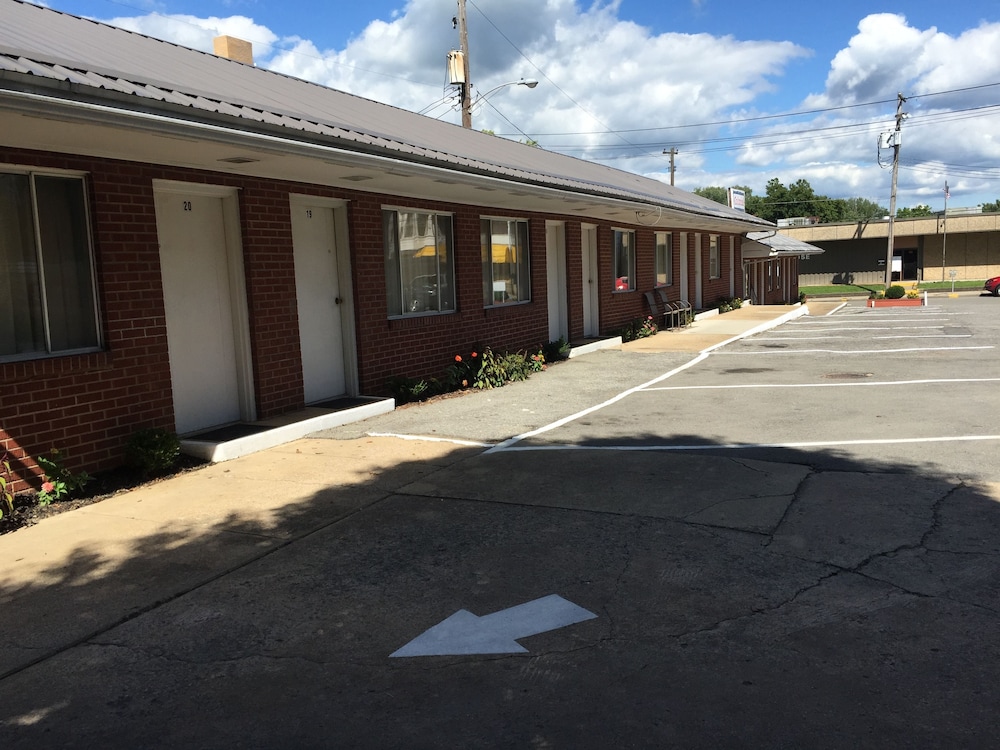 Colonial Hotel-Motel