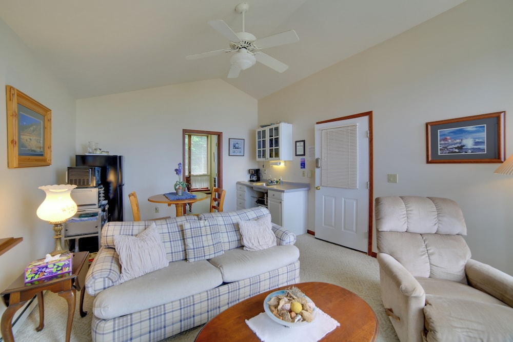 Private Beach! Year-round Lake Superior Retreat