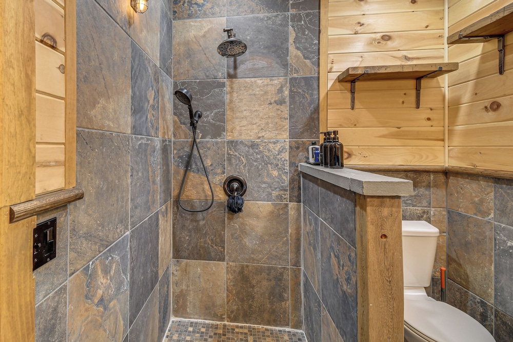 Luxe Cabin Compound 4 Mi to Cameron State Forest!
