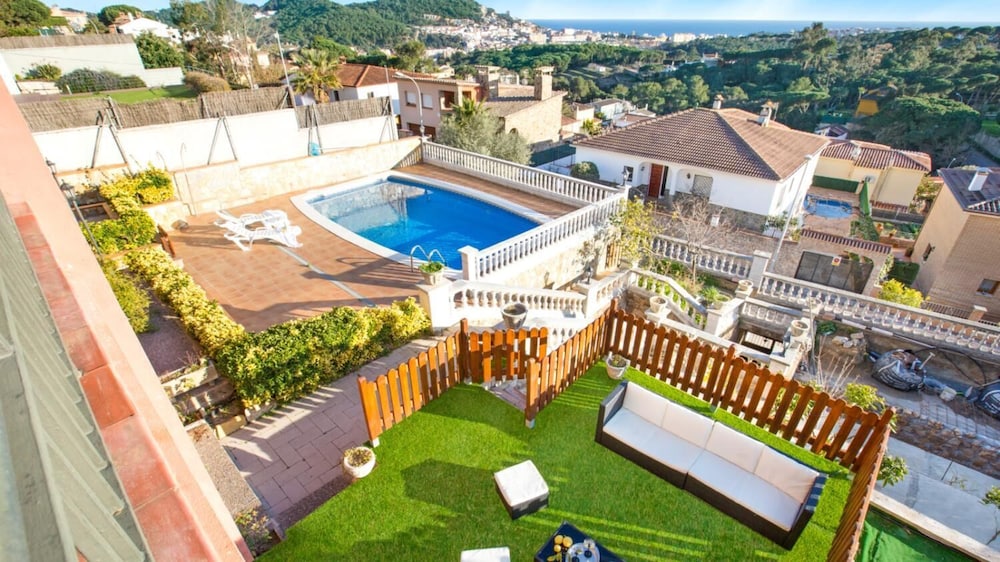 Vila Maer in Blanes With 5 Bedrooms and 2 Bathrooms