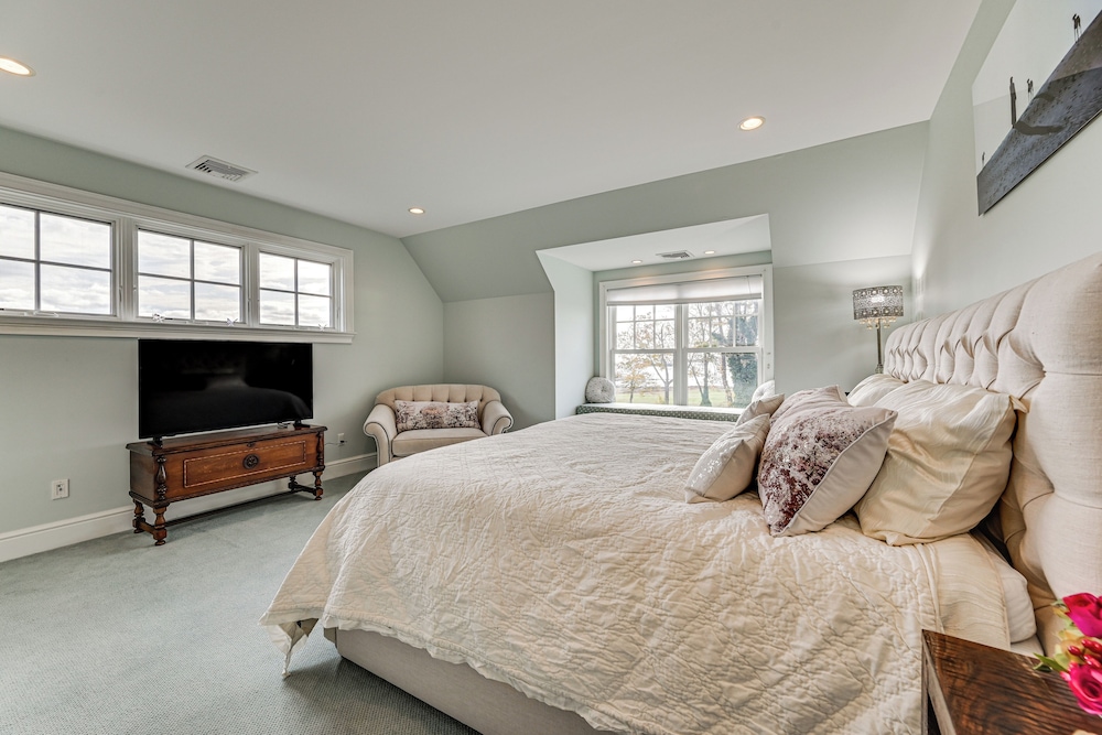 Groton Home < 1 Mi to Beach on Long Island Sound!