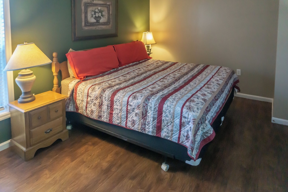 1 BR Home w/ Jetted Tub & Cozy Living Room