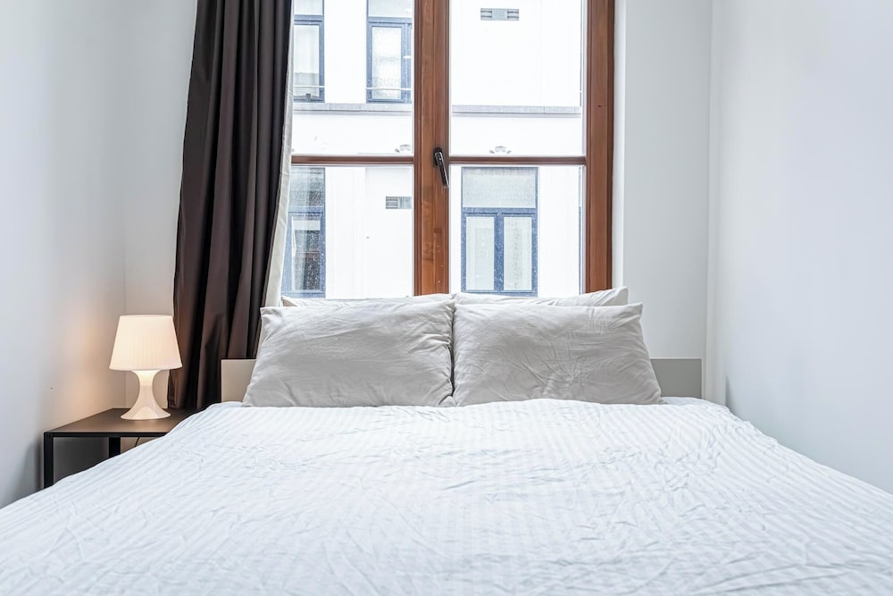 Modern 3BR Apt for 6 with Patio Ghent