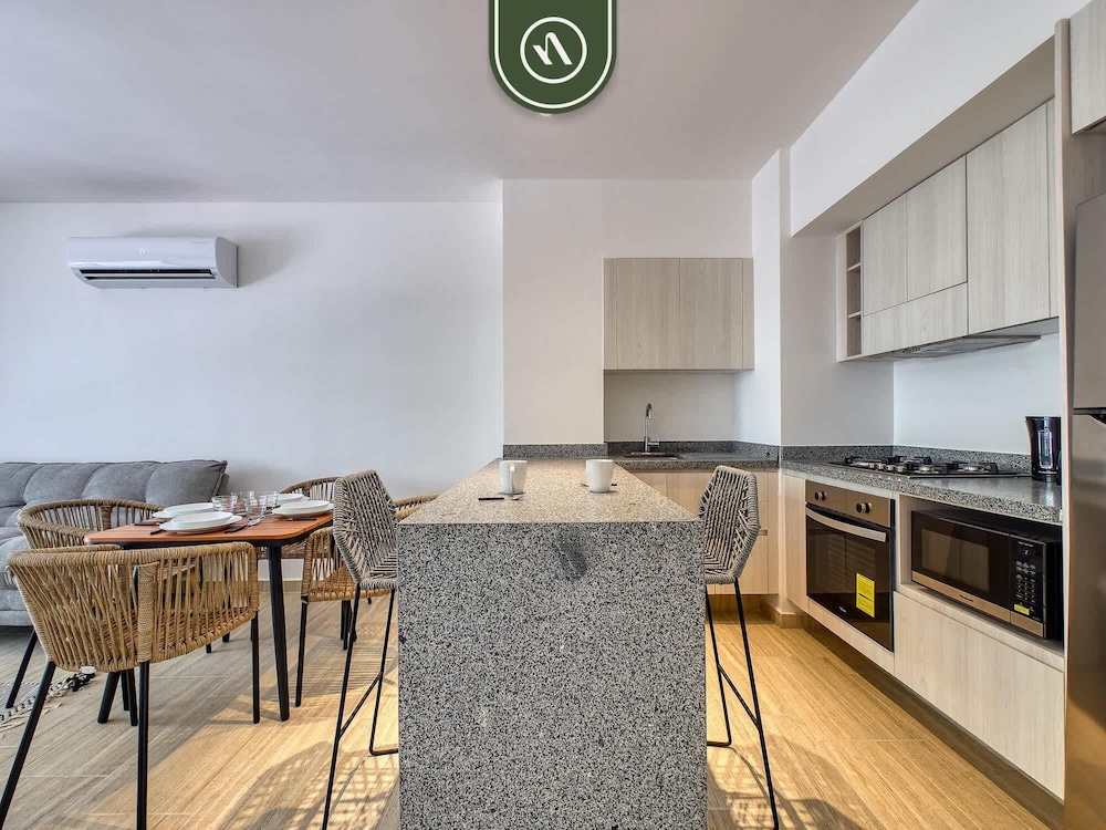 New 1 BR Condo - Oceanview Pool - 2 min to Beach