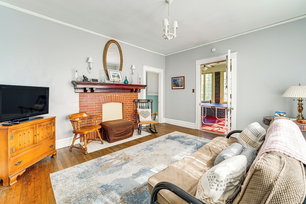 9 Mi to New River Gorge: Spacious Retreat w/ Porch