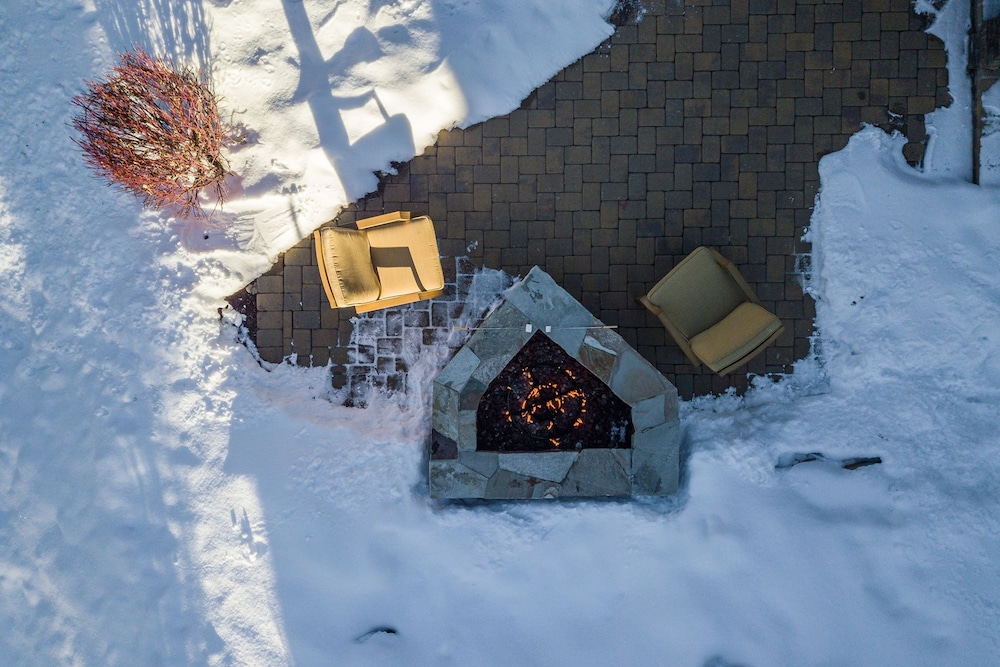 Maple by Avantstay Modern Mountain Home w Cozy Fire Pit 15 Mins frm Northstar
