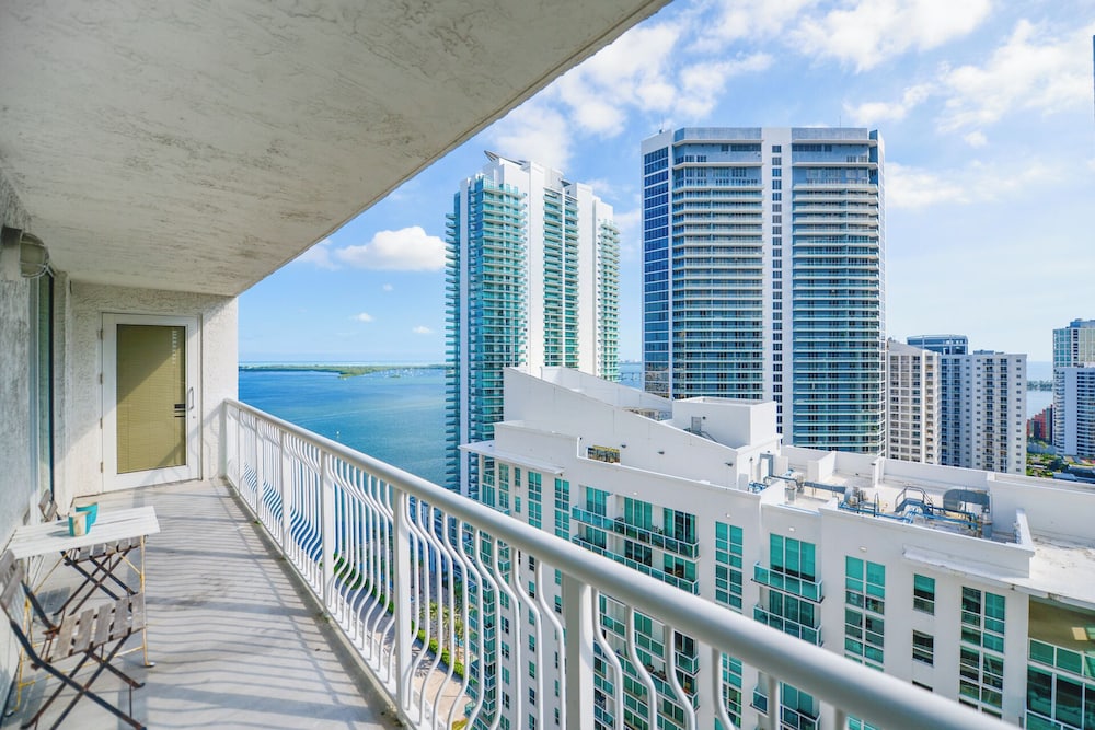 Sky High 31st Floor Condo W Parking