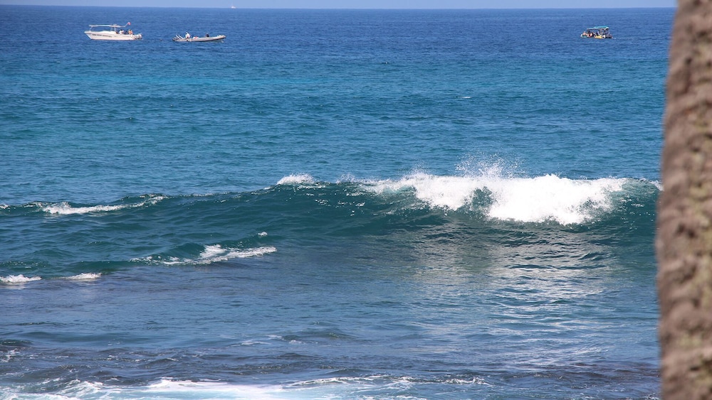 Kona Bali Kai 223 - Oceanfront 2 Bedroom Condo by RedAwning