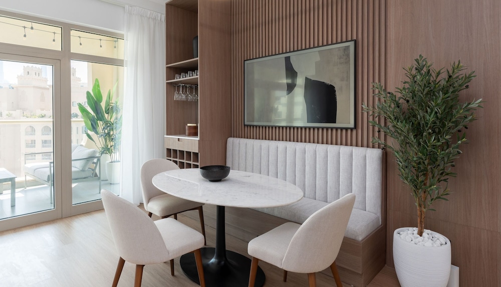Sleek 2BR Apt at the Palm w Beach Access