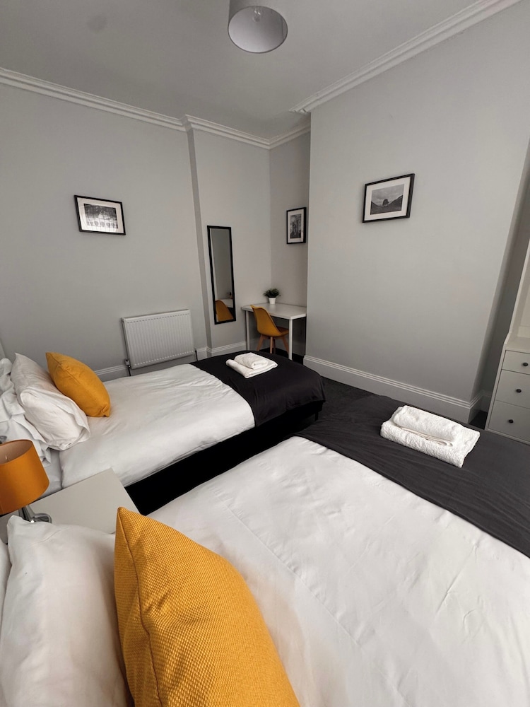 House - Sleeps 6 - Pet Friendly - Garden - Parking
