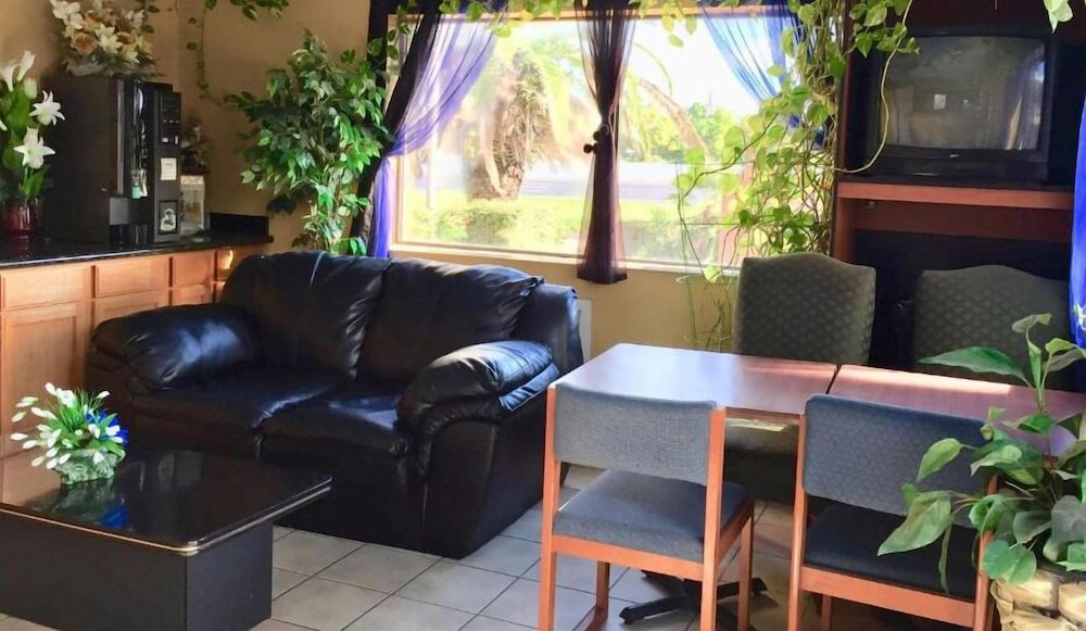 Hotel O Luxury Inn Channelview Baytown I-10 view 2