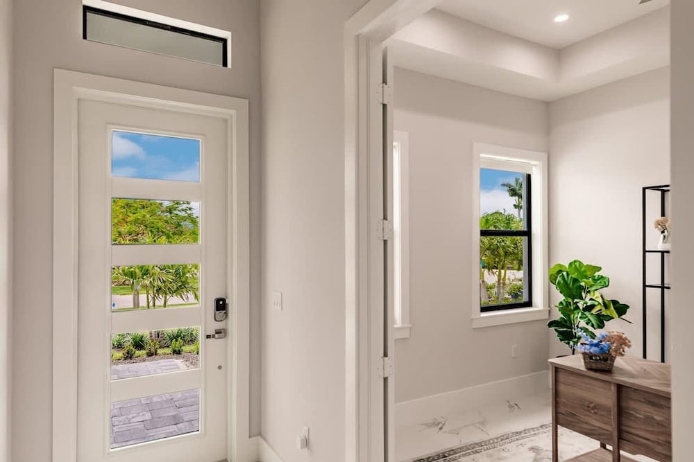 Luxurious Naples 4BR w Pool by Vanderbilt Beach