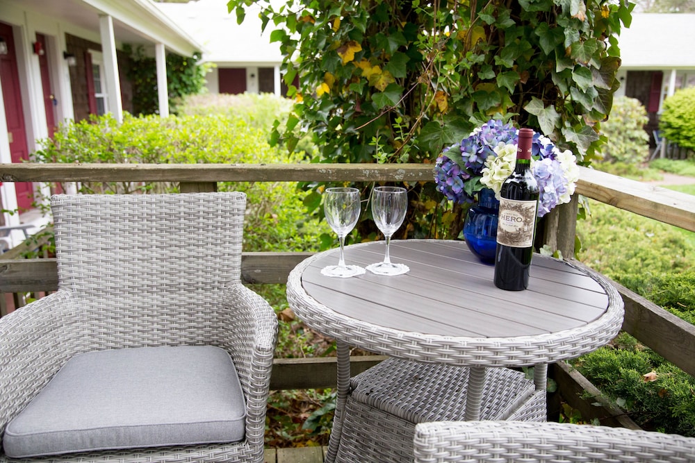 Allen Harbor Breeze Inn & Gardens